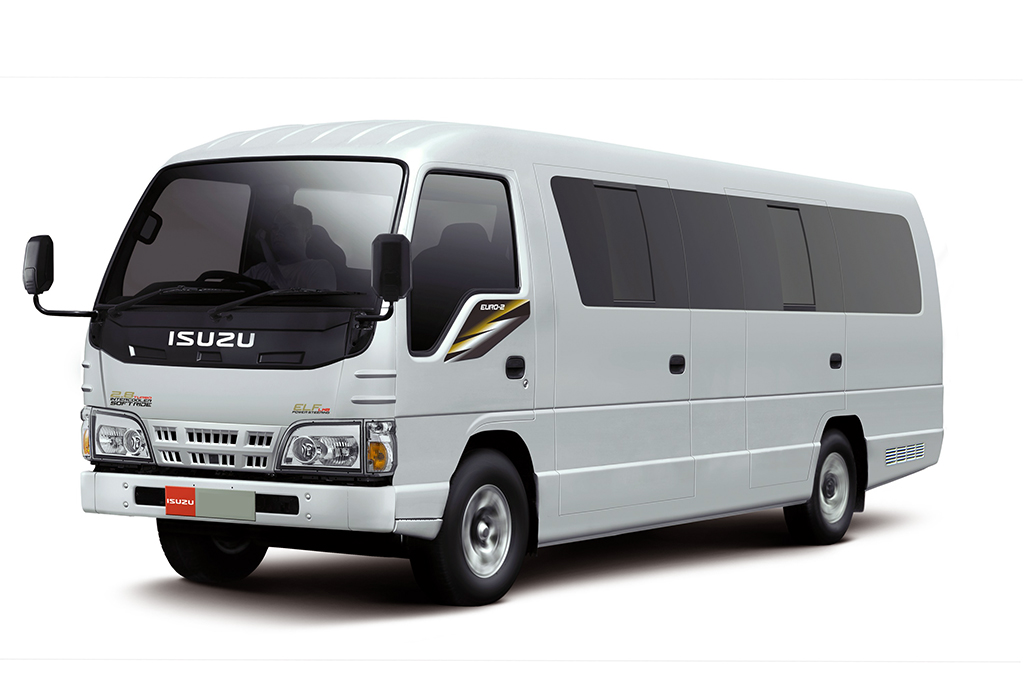Isuzu ELF Long 17 seater vehicle in Bali